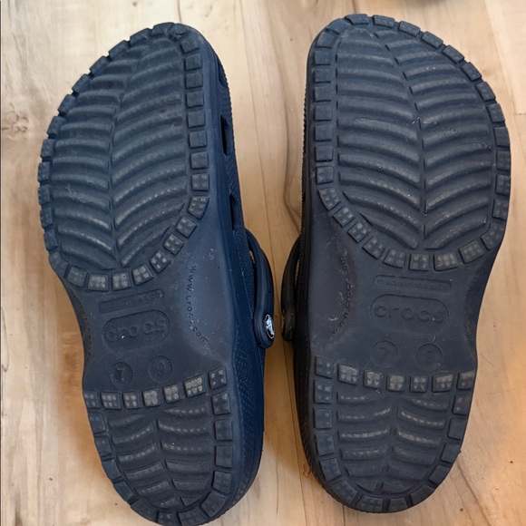 CROCS Classic Navy Blue Clogs - Picture 2 of 7